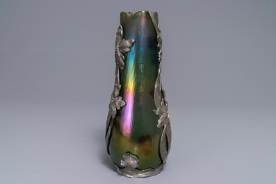 Een Loetz Art Nouveau vaas in iriserend glas met Van Hauten tinmontuur, 1e helft 20e eeuw