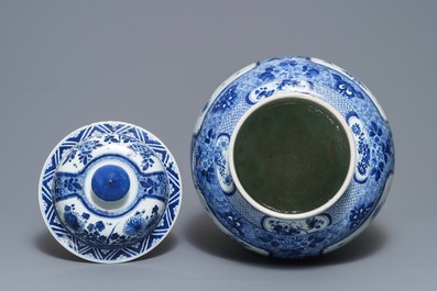 Un grand vase couvert en porcelaine de Chine bleu et blanc, Kangxi