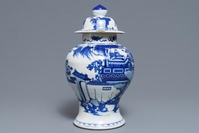 Un vase couvert en porcelaine de Chine bleu et blanc, 19&egrave;me