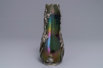 Een Loetz Art Nouveau vaas in iriserend glas met Van Hauten tinmontuur, 1e helft 20e eeuw