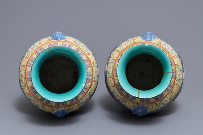 Een paar Chinese famille rose hu vazen met landschapspanelen, Qianlong merk, Republiek, 20e eeuw