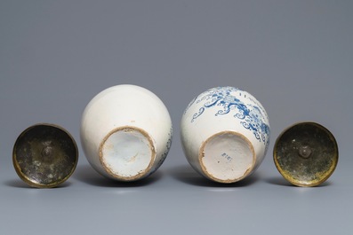 Deux pots &agrave; tabac en fa&iuml;ence de Delft en bleu et blanc, 18&egrave;me