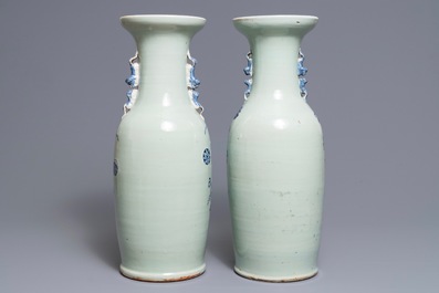 Een paar Chinese blauwwitte vazen met celadon fondkleur, 19/20e eeuw