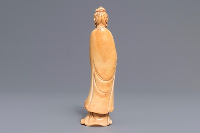 Une figure de Guanyin en ivoire sculpt&eacute;, Chine, 18&egrave;me