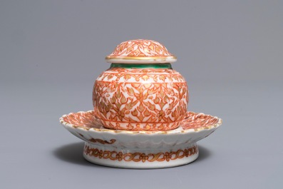 Un bol couvert sur support en porcelaine de Chine de style Bencharong pour le march&eacute; thai, 19&egrave;me