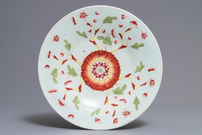 A Chinese famille rose dish and a teapot, 19/20th C.