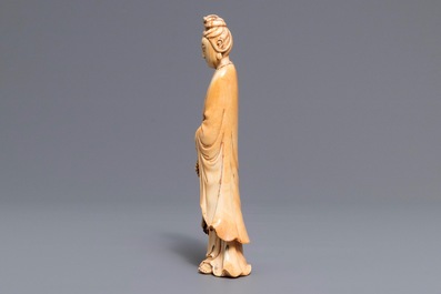 Une figure de Guanyin en ivoire sculpt&eacute;, Chine, 18&egrave;me