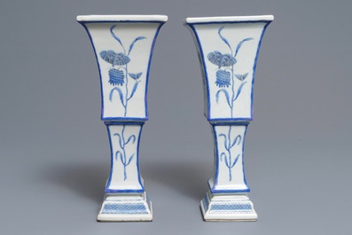 Een paar Chinese blauwwitte Pronk-studio vazen met kievitsbloemen, Qianlong