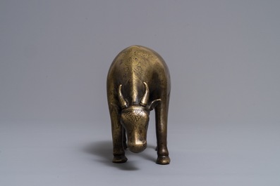 Un compte-gouttes ou aquamanile en cuivre grav&eacute; en forme de z&eacute;bu, Empire moghol, Inde, 17/18&egrave;me