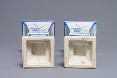 Een paar Chinese blauwwitte Pronk-studio vazen met kievitsbloemen, Qianlong