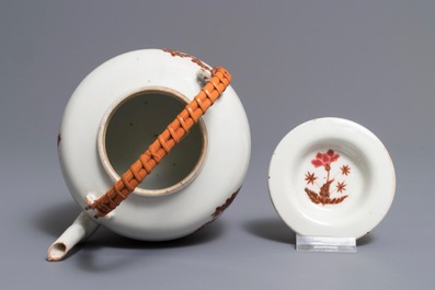 A Chinese famille rose dish and a teapot, 19/20th C.