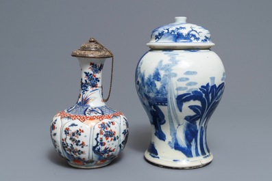 Een Chinese blauwwitte dekselvaas en een Imari-stijl kendi, Kangxi