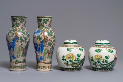 Een paar Chinese famille verte vazen en een paar gemberpotten, 19e eeuw