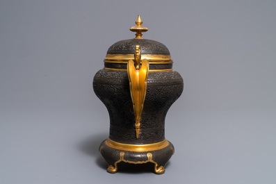 Een deels vergulde bronzen dekselvaas in Qajar-stijl, Frankrijk, 19e eeuw