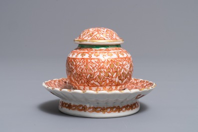 Un bol couvert sur support en porcelaine de Chine de style Bencharong pour le march&eacute; thai, 19&egrave;me