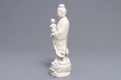 Un mod&egrave;le de Guanyin &agrave; l'enfant en porcelaine blanc de Chine, 19&egrave;me