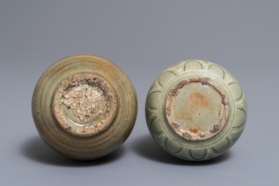 Deux vases de forme bouteille en porcelaine c&eacute;ladon de Cor&eacute;e, Goryeo et Joseon