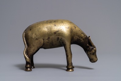 Un compte-gouttes ou aquamanile en cuivre grav&eacute; en forme de z&eacute;bu, Empire moghol, Inde, 17/18&egrave;me