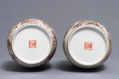 Une paire de vases en porcelaine de Chine &agrave; d&eacute;cor de paysages, sign&eacute;s Zhou Guo Jun, R&eacute;publique, 20&egrave;me