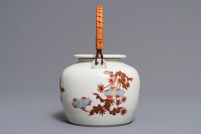A Chinese famille rose dish and a teapot, 19/20th C.