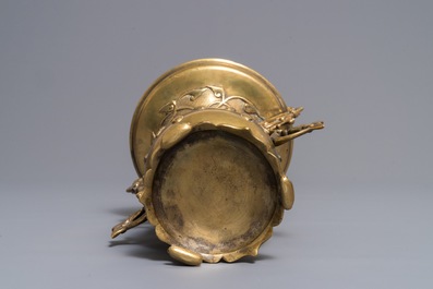 A Chinese silver-inlaid bronze vase, 18/19th C.