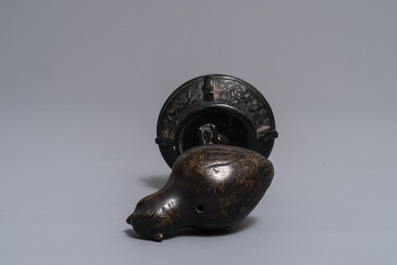 Un compte-gouttes en bronze en forme d'oiseau branch&eacute;, Chine, Ming
