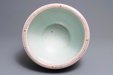 Un aquarium en porcelaine de Chine famille rose, Qianlong