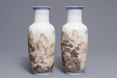 Une paire de vases en porcelaine de Chine &agrave; d&eacute;cor de paysages, sign&eacute;s Zhou Guo Jun, R&eacute;publique, 20&egrave;me