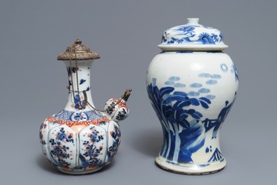 Een Chinese blauwwitte dekselvaas en een Imari-stijl kendi, Kangxi
