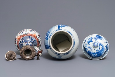Een Chinese blauwwitte dekselvaas en een Imari-stijl kendi, Kangxi