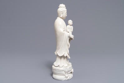Un mod&egrave;le de Guanyin &agrave; l'enfant en porcelaine blanc de Chine, 19&egrave;me