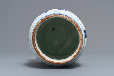 Een Chinese blauwwitte vaas met floraal decor, Transitie periode