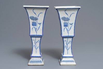 Een paar Chinese blauwwitte Pronk-studio vazen met kievitsbloemen, Qianlong
