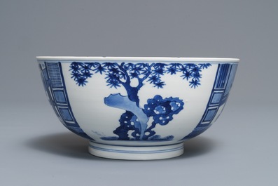 Een Chinese blauwwitte kom met florale en figuratieve panelen, Kangxi merk en periode