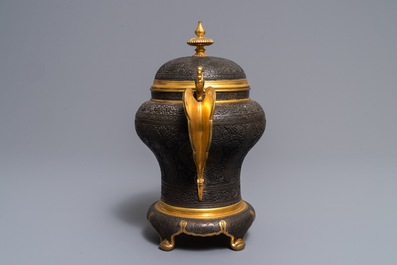 Een deels vergulde bronzen dekselvaas in Qajar-stijl, Frankrijk, 19e eeuw
