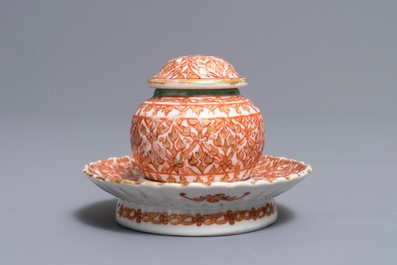 Un bol couvert sur support en porcelaine de Chine de style Bencharong pour le march&eacute; thai, 19&egrave;me