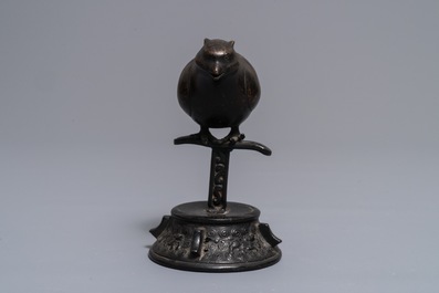 Un compte-gouttes en bronze en forme d'oiseau branch&eacute;, Chine, Ming