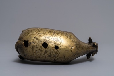 Un compte-gouttes ou aquamanile en cuivre grav&eacute; en forme de z&eacute;bu, Empire moghol, Inde, 17/18&egrave;me