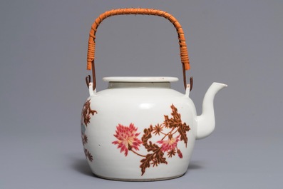 A Chinese famille rose dish and a teapot, 19/20th C.