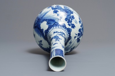 Un grand vase de forme bouteille en porcelaine de Chine bleu et blanc, Wanli