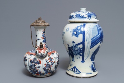 Een Chinese blauwwitte dekselvaas en een Imari-stijl kendi, Kangxi
