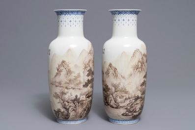 Une paire de vases en porcelaine de Chine &agrave; d&eacute;cor de paysages, sign&eacute;s Zhou Guo Jun, R&eacute;publique, 20&egrave;me