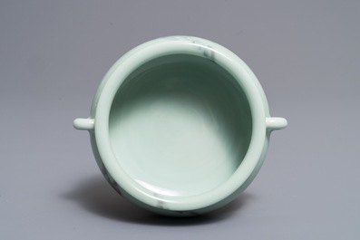 Een Chinese faux marbre wierookbrander, Qianlong merk, 19/20e eeuw