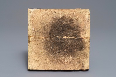 Een grote blauwwitte Delftse tegel met een ruiter gemaakt voor kasteel de Beauregard, ca. 1627