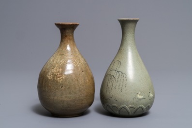 Deux vases de forme bouteille en porcelaine c&eacute;ladon de Cor&eacute;e, Goryeo et Joseon