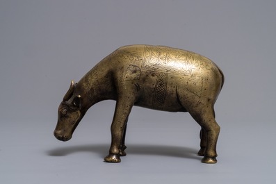 Un compte-gouttes ou aquamanile en cuivre grav&eacute; en forme de z&eacute;bu, Empire moghol, Inde, 17/18&egrave;me