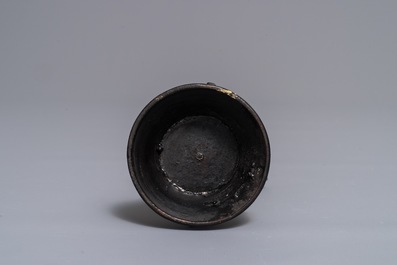 Un compte-gouttes en bronze en forme d'oiseau branch&eacute;, Chine, Ming