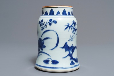Een Chinese blauwwitte vaas met floraal decor, Transitie periode