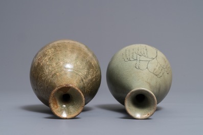 Deux vases de forme bouteille en porcelaine c&eacute;ladon de Cor&eacute;e, Goryeo et Joseon