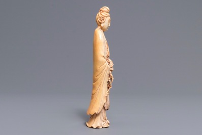Une figure de Guanyin en ivoire sculpt&eacute;, Chine, 18&egrave;me